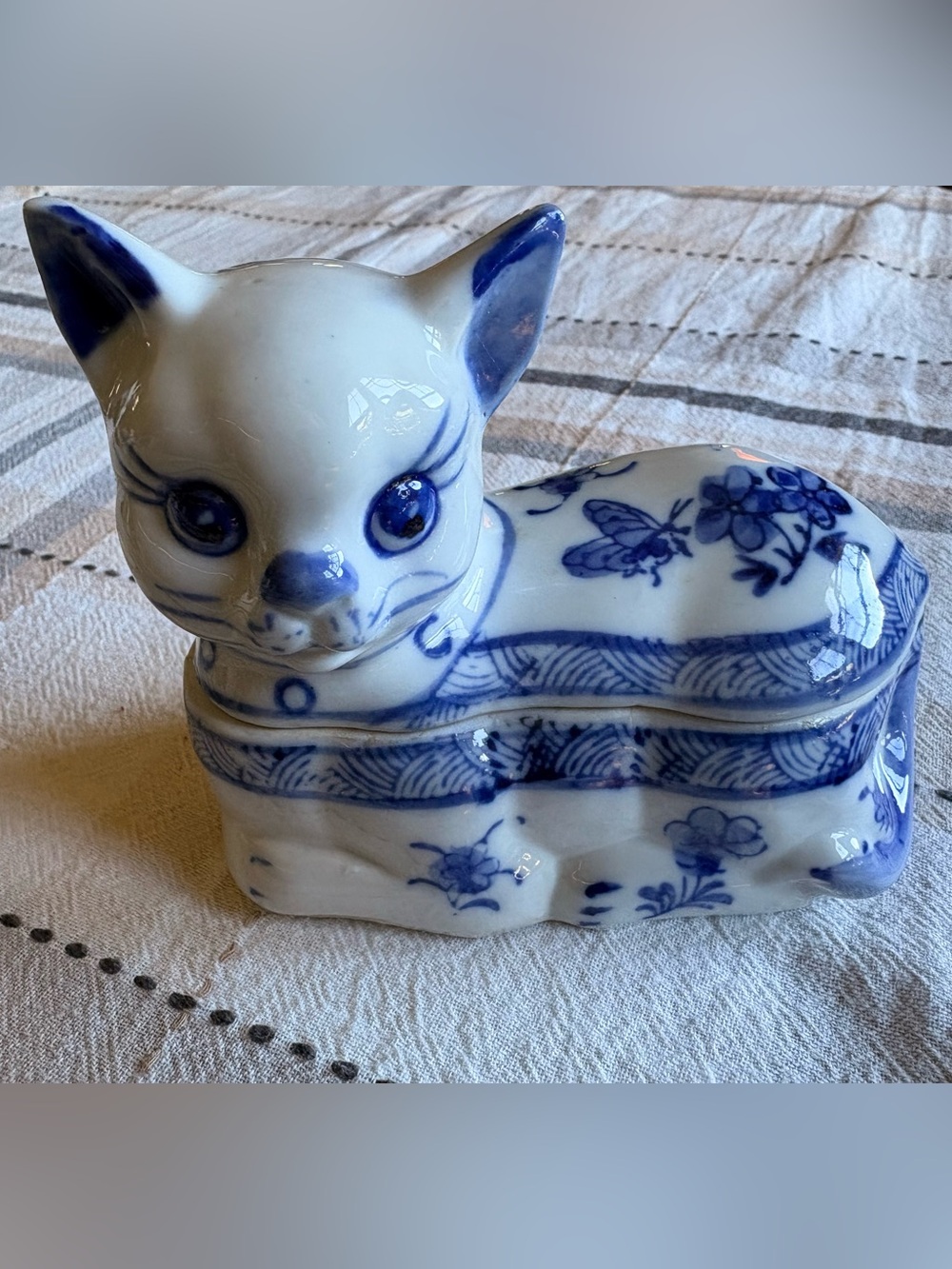 Mid Century Chinoiserie Sweet Blue and White Cat Trinket Jewelry Box Vintage